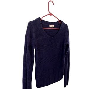 Tags says it’s XL, but it fits like a medium (I’m a size 6 dress and it’s snug)